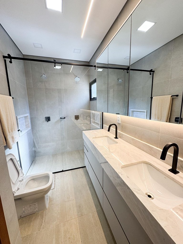 Linda Casa em Condomínio de Luxo