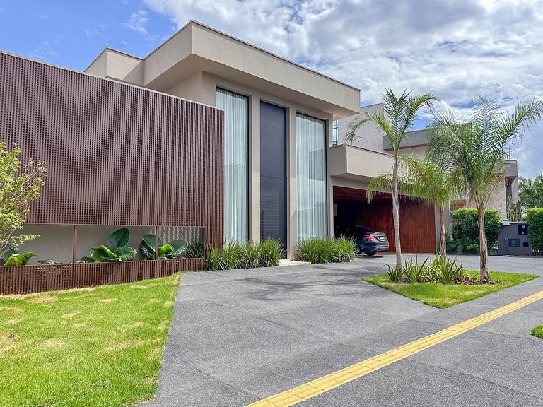 Casa com Piscina Privativa em Condomínio de Luxo