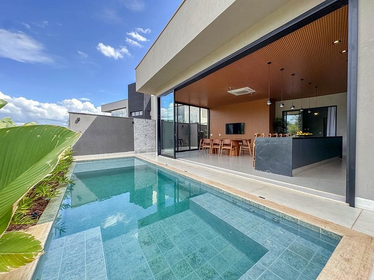 Casa com Piscina Privativa em Condomínio de Luxo