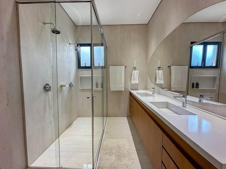 Casa com Piscina Privativa em Condomínio de Luxo