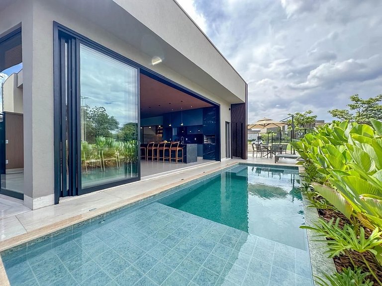 Casa com Piscina Privativa em Condomínio de Luxo